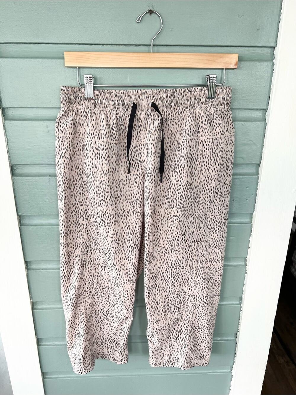 Lululemon animal print capri pants workout athletic gym size 6 fall school